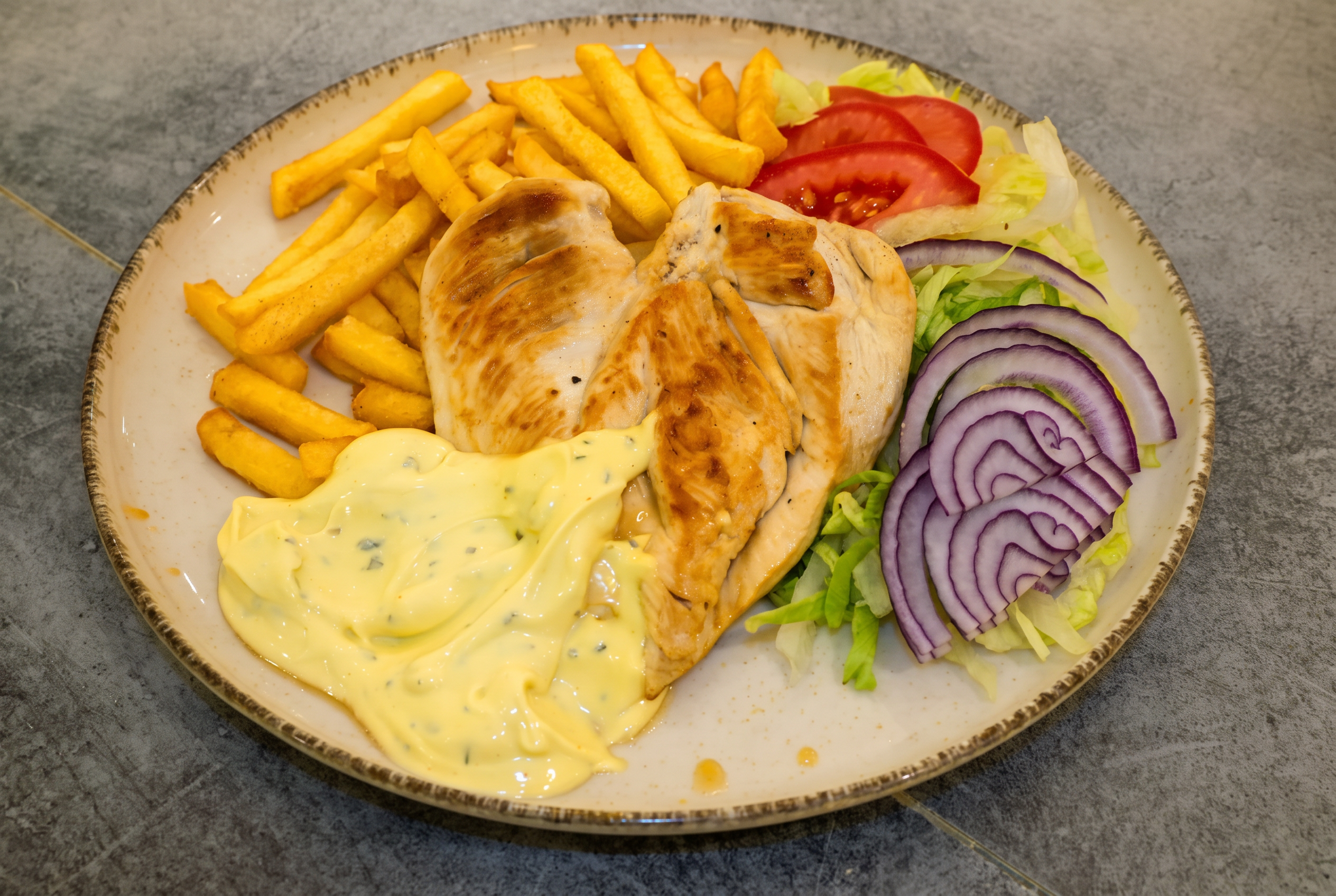 Grillad kycklingfilé med pommes, sallad och bearnaisesås